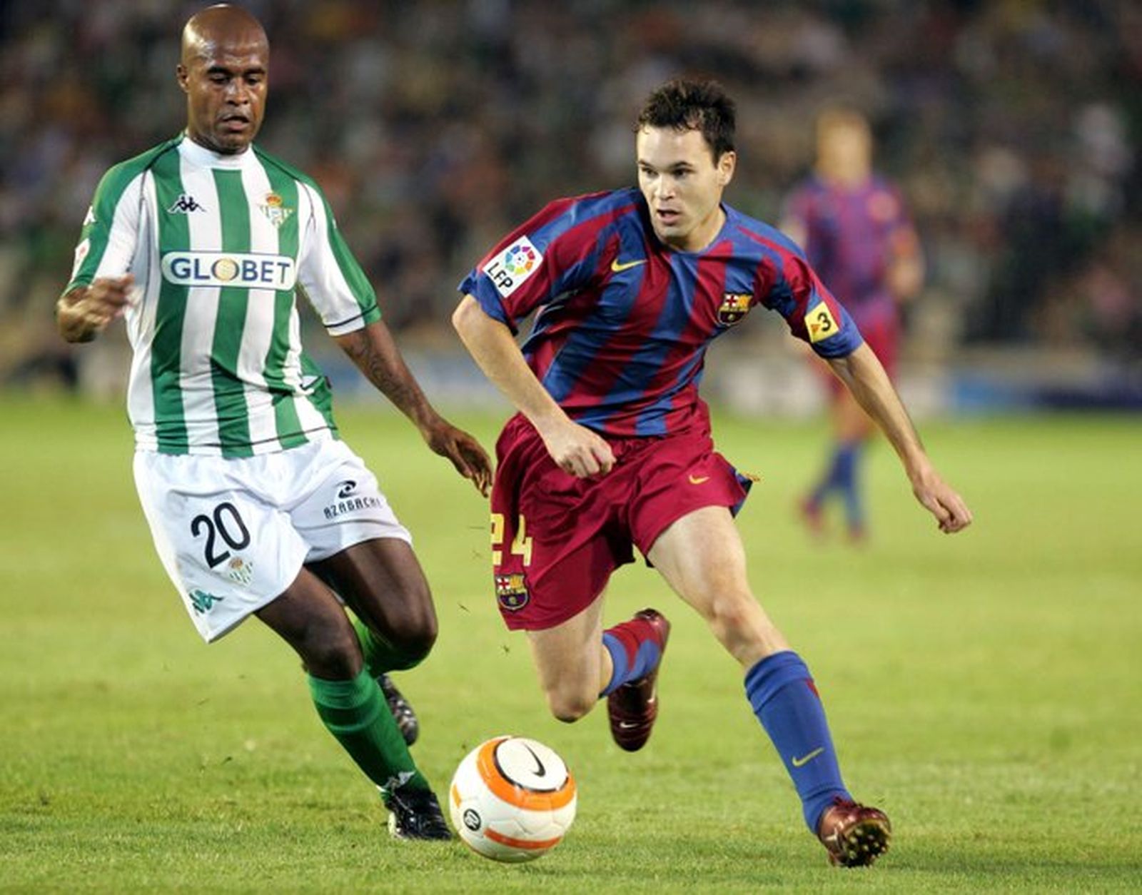 Assunçao e Iniesta, en un lance de un partido.