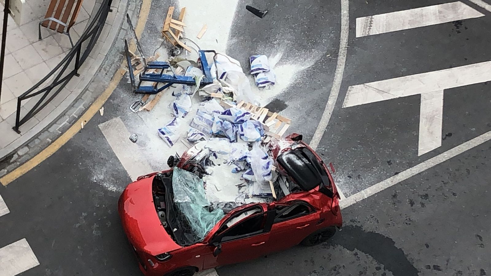 Cae un palé encima de un coche que circulaba en Arabial