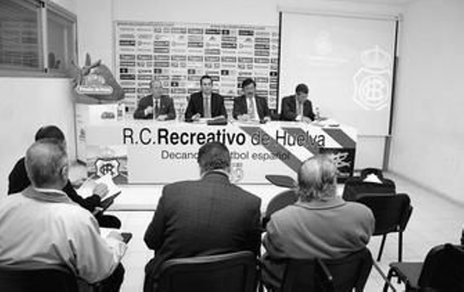 La junta de accionistas del Recreativo de Huelva aprobó por unanimidad las cuentas de la pasada campaña y el presupuesto de la actual.