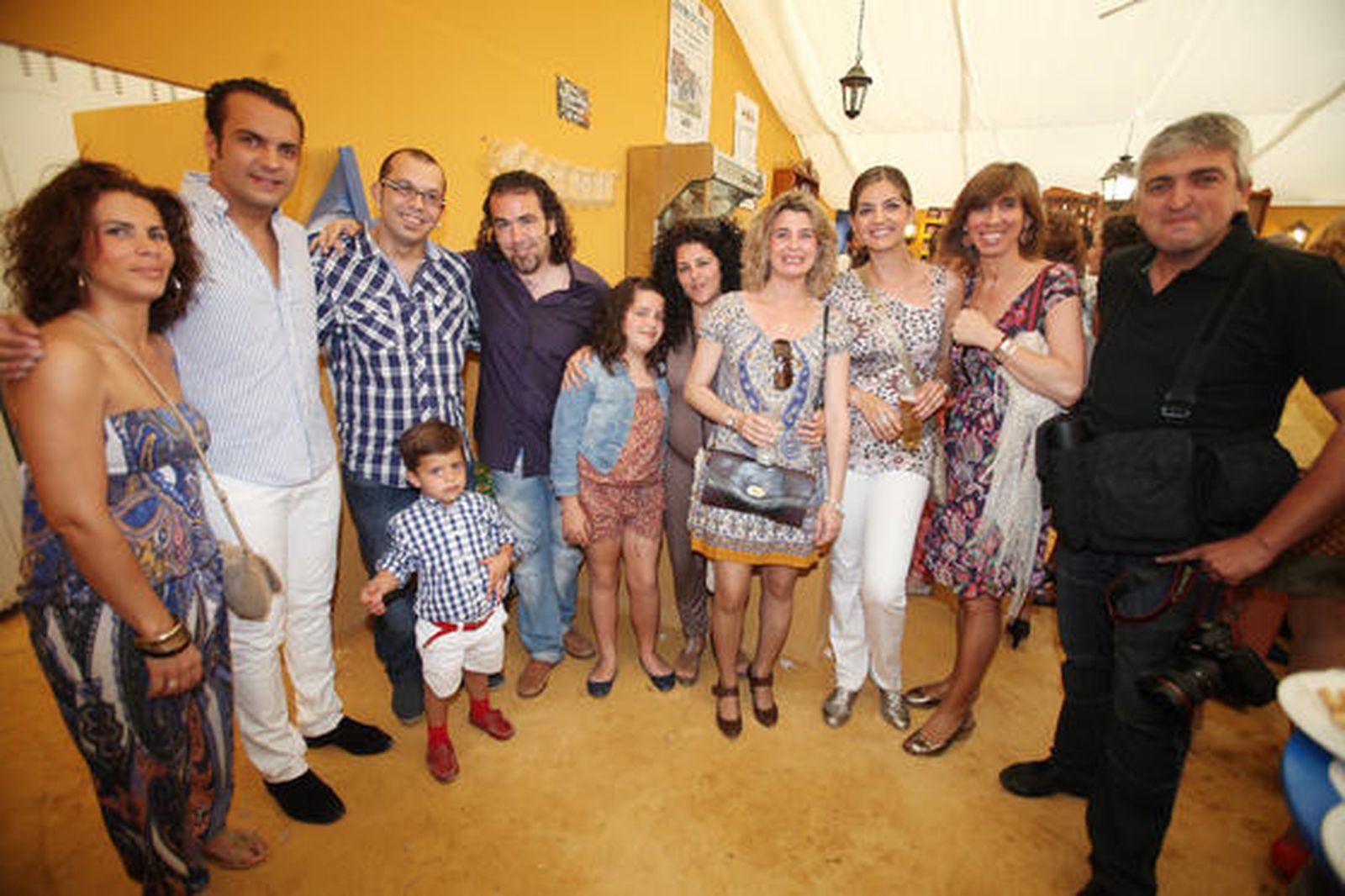 Los artistas Jesús Méndez; ‘El Londro’; David Lagos; y Melchora Ortega, con Vanesa Romero, Inmaculada Malvido, Inmaculada Gutiérrez, Manoli González y los niños Lucía Lagos y Curro Soto, en la caseta del Diario.

Foto: Vanesa Lobo