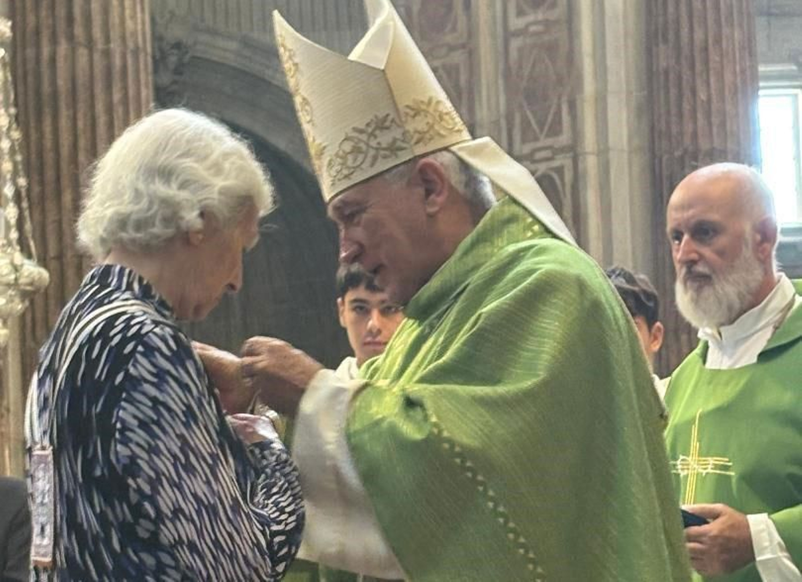 El obispo de Cádiz, Rafael Zornoza, durante la entrega de la Medalla diocesana a Carmen Miranda.