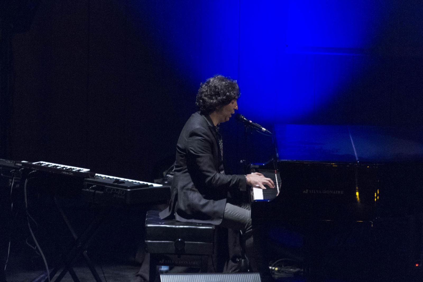 Diego Amador, anoche, en un momento del concierto de inauguración de la Factoría Cultural.