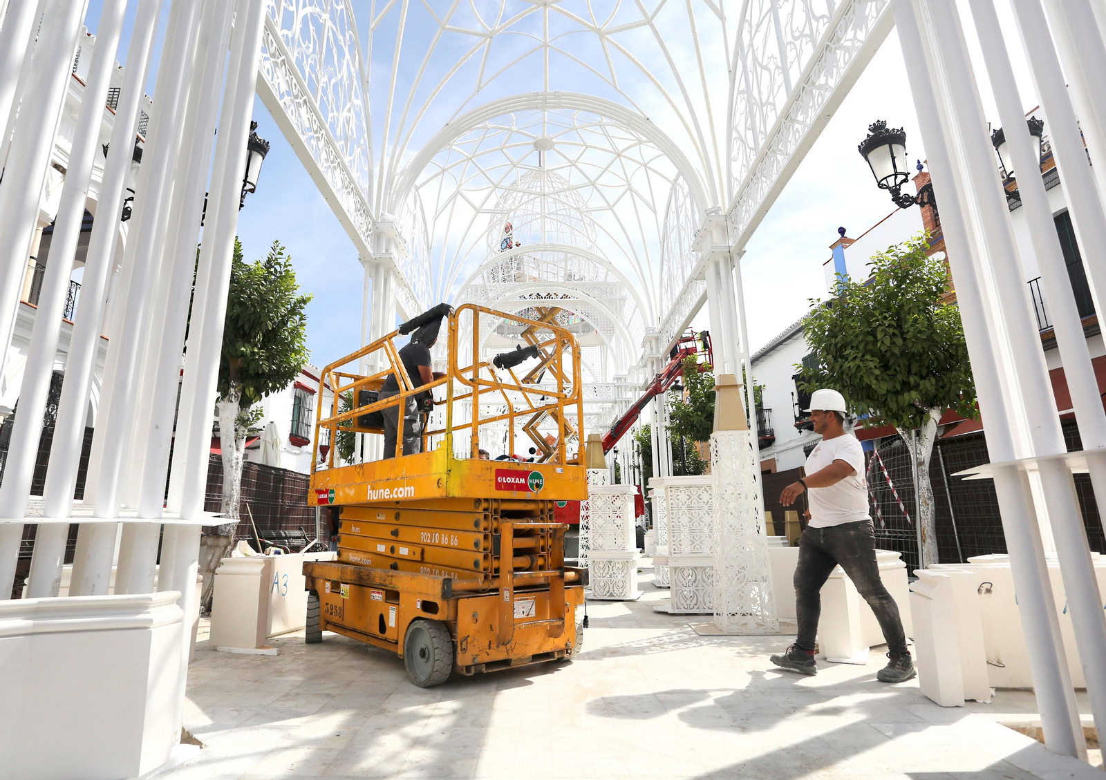 Imágenes de los preparativos en almonte y el Rocío para la venida de la Virgen