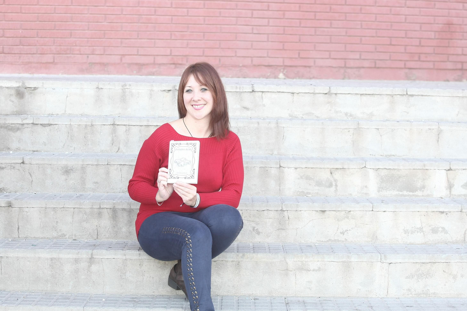 Noelia García posa con su primer libro de poesía. Ya está en camino el segundo.