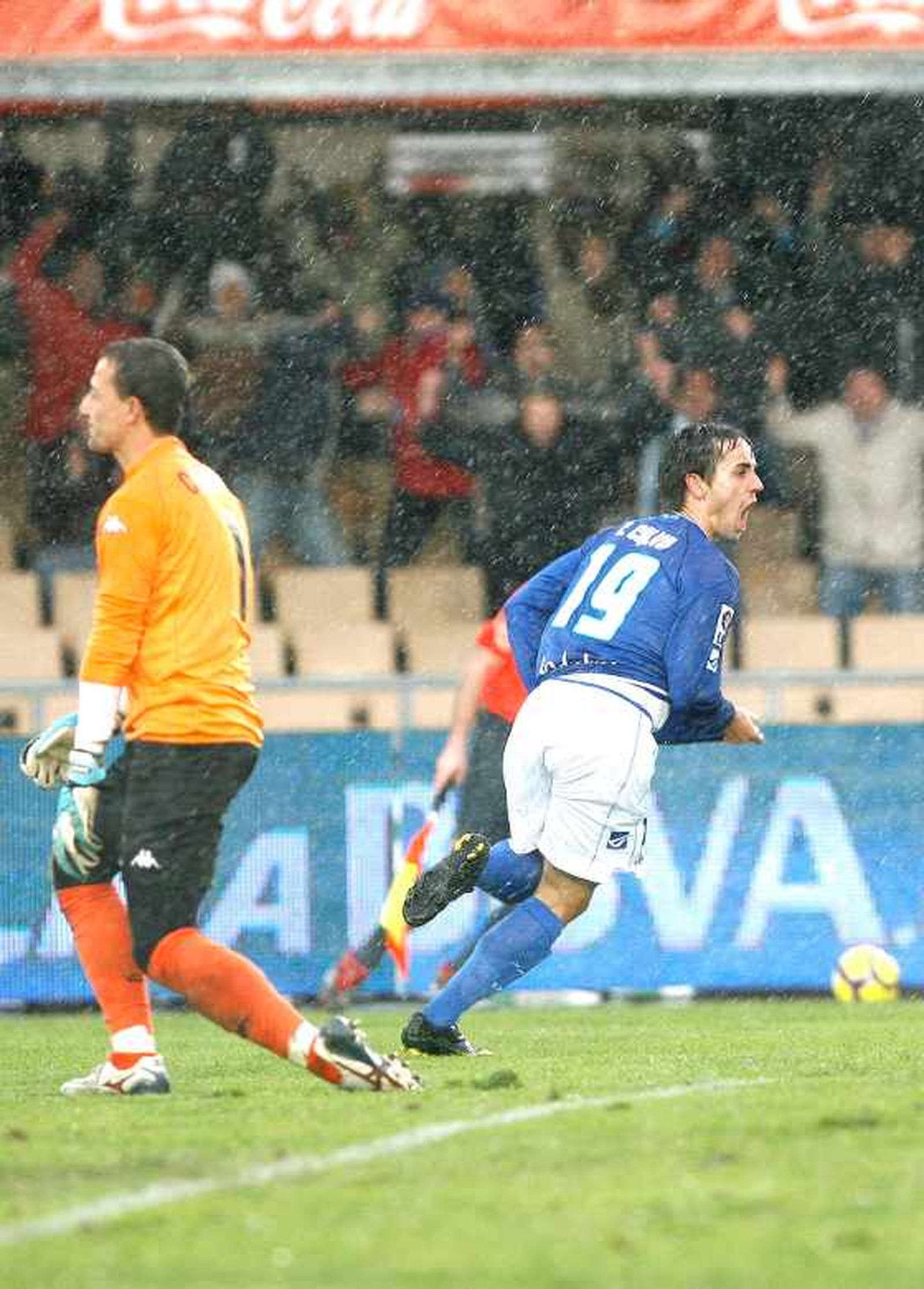 Carlos Calvo festeja por todo lo alto el empate del equipo ante el Valencia además de su estreno goleador en Primera División.

Foto: Pascual