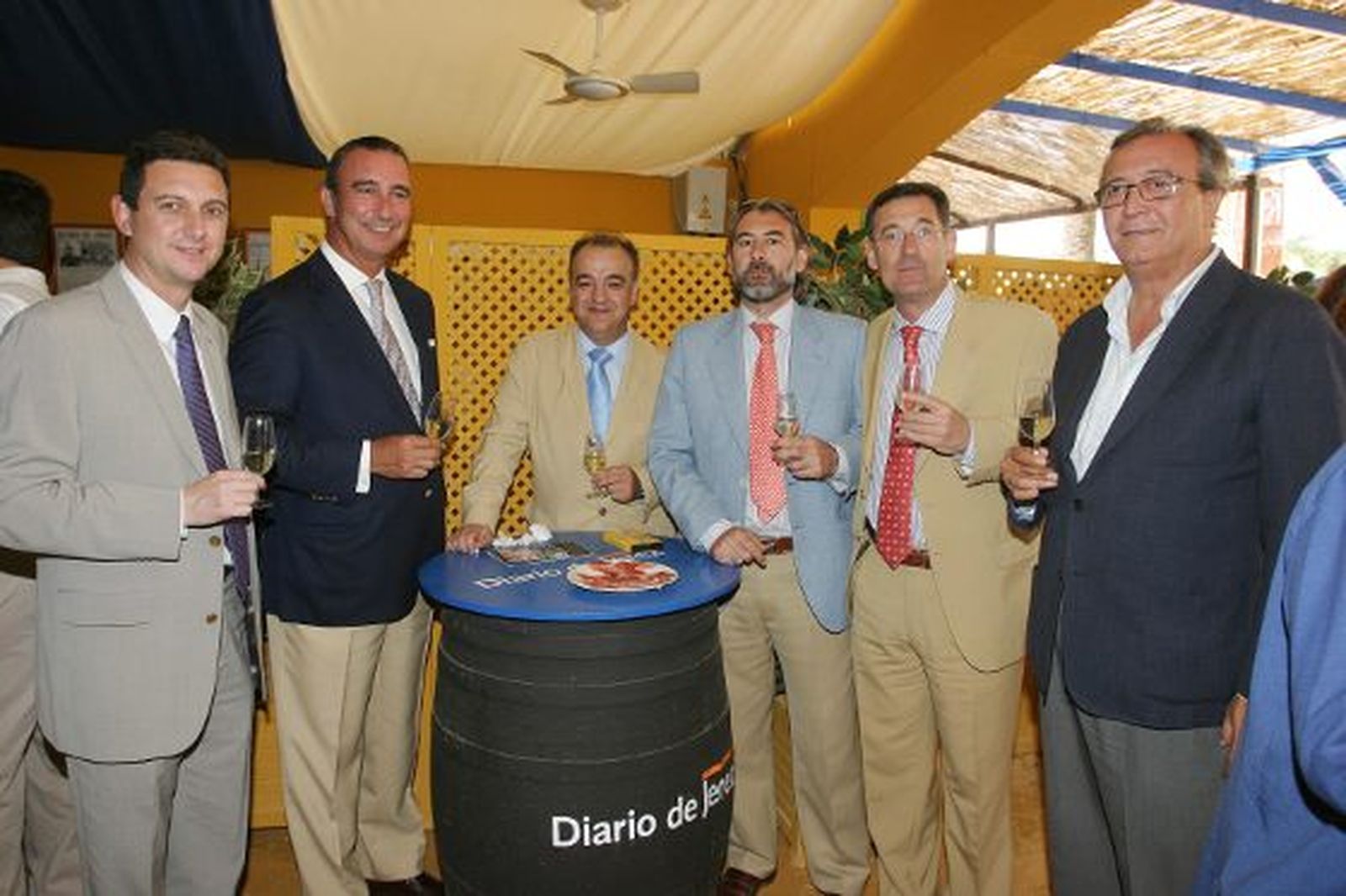 Miguel Berraquero, posa con Julián Cobo, Pedro y Juan Aranga, y Luis Rodríguez de La Caixa, y José Luis Erdozain del Grupo Catalana Occidente.

Foto: Vanesa Lobo