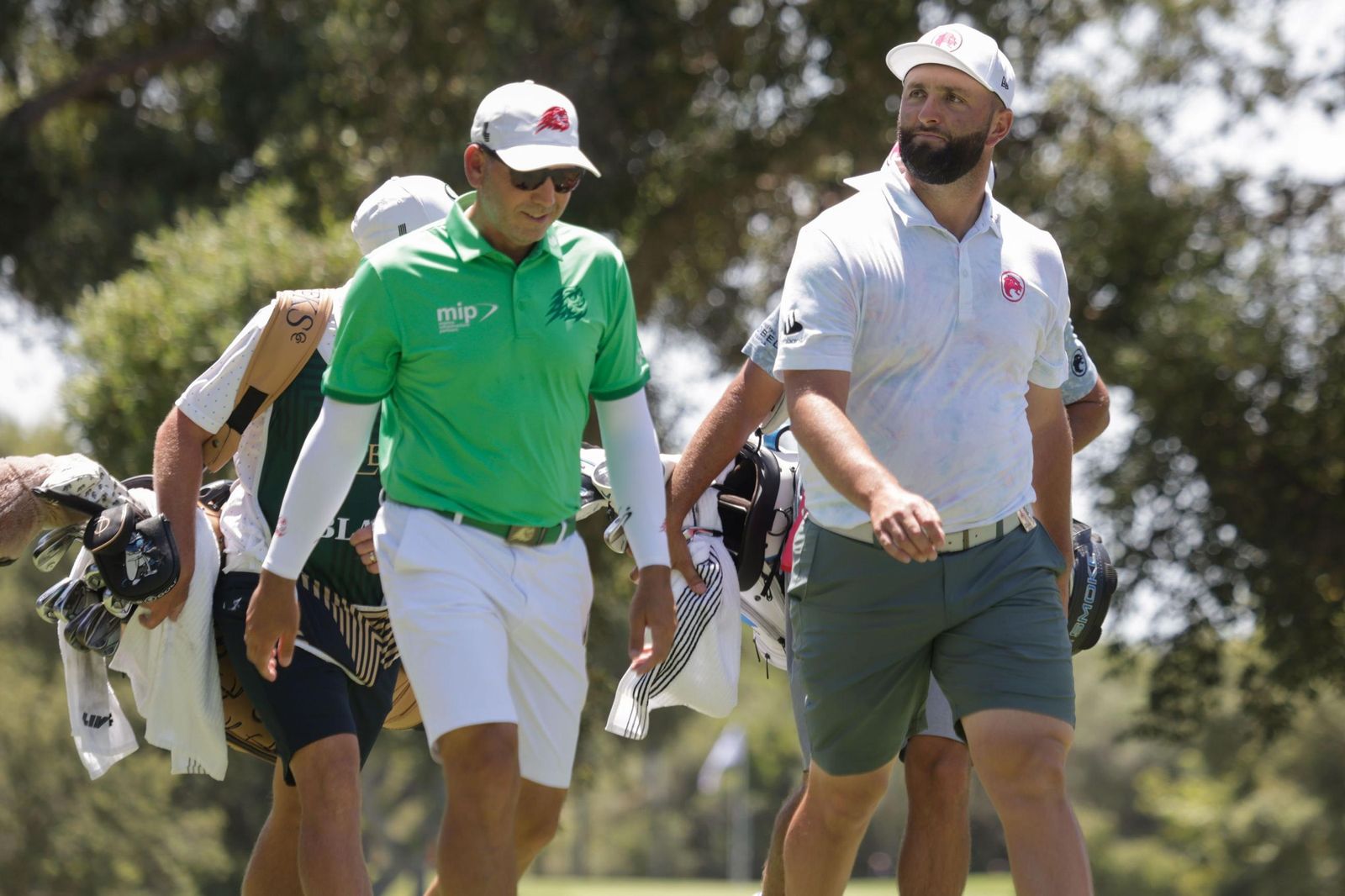 Sergio García y Jon Rahm, durante su recorrido en Valderrama.