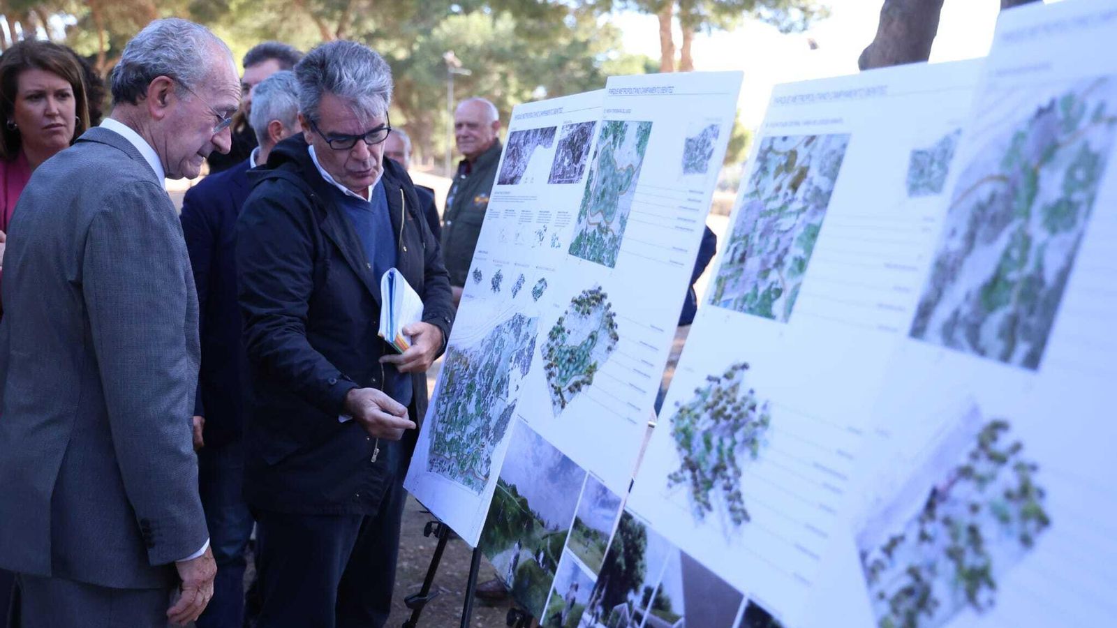 El alcalde de Málaga, Francisco de la Torre, durante la visita al Campamento Benítez.