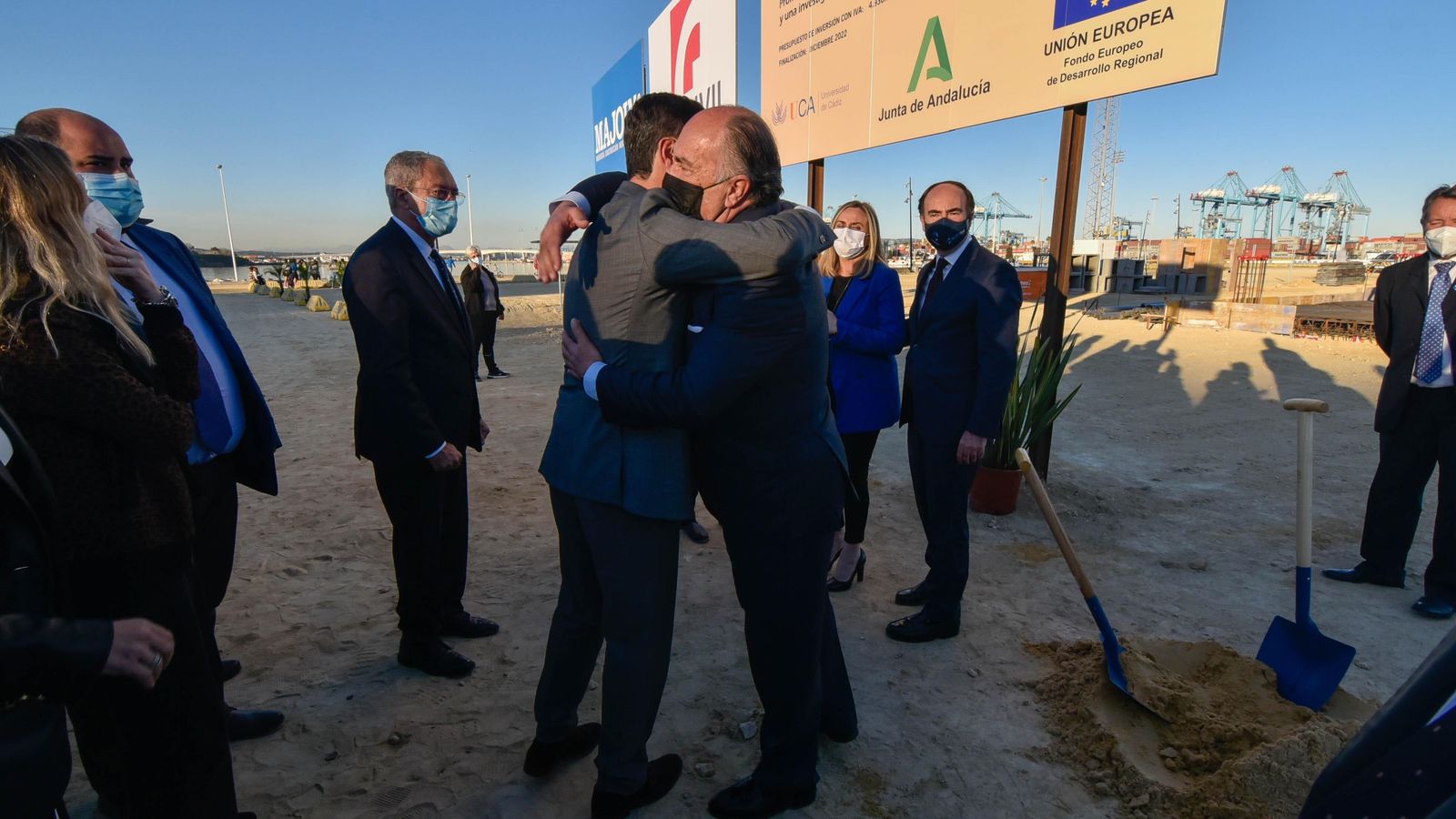 Abrazo entre Juanma Moreno y José Ignacio Landaluce.