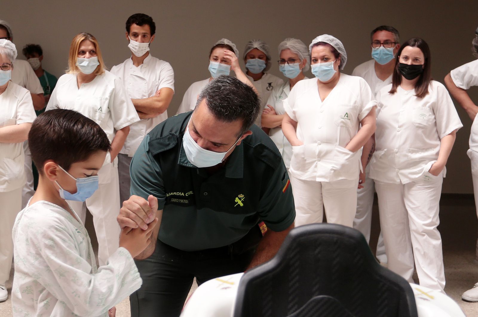 Imágenes de la exhibición de la Guardia Civil en el Hospital Juan Ramón Jiménez con motivo del 35 aniversario de la incorporación de la mujer
