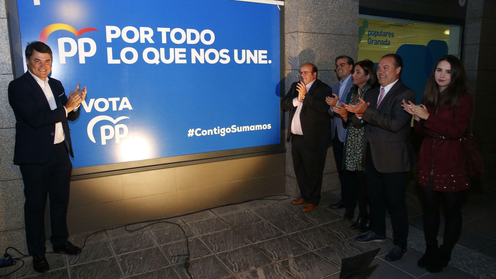 Candidatos granadinos del PP junto al cartel de Pablo Casado