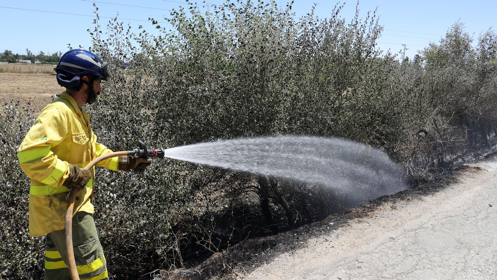 Infoca refresca la zona del incendio en La Ina