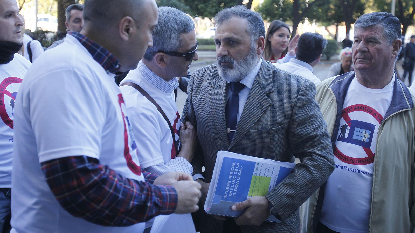 El policía local Casimiro Villegas, a su llegada a la Audiencia de Sevilla uno de los días del juicio.