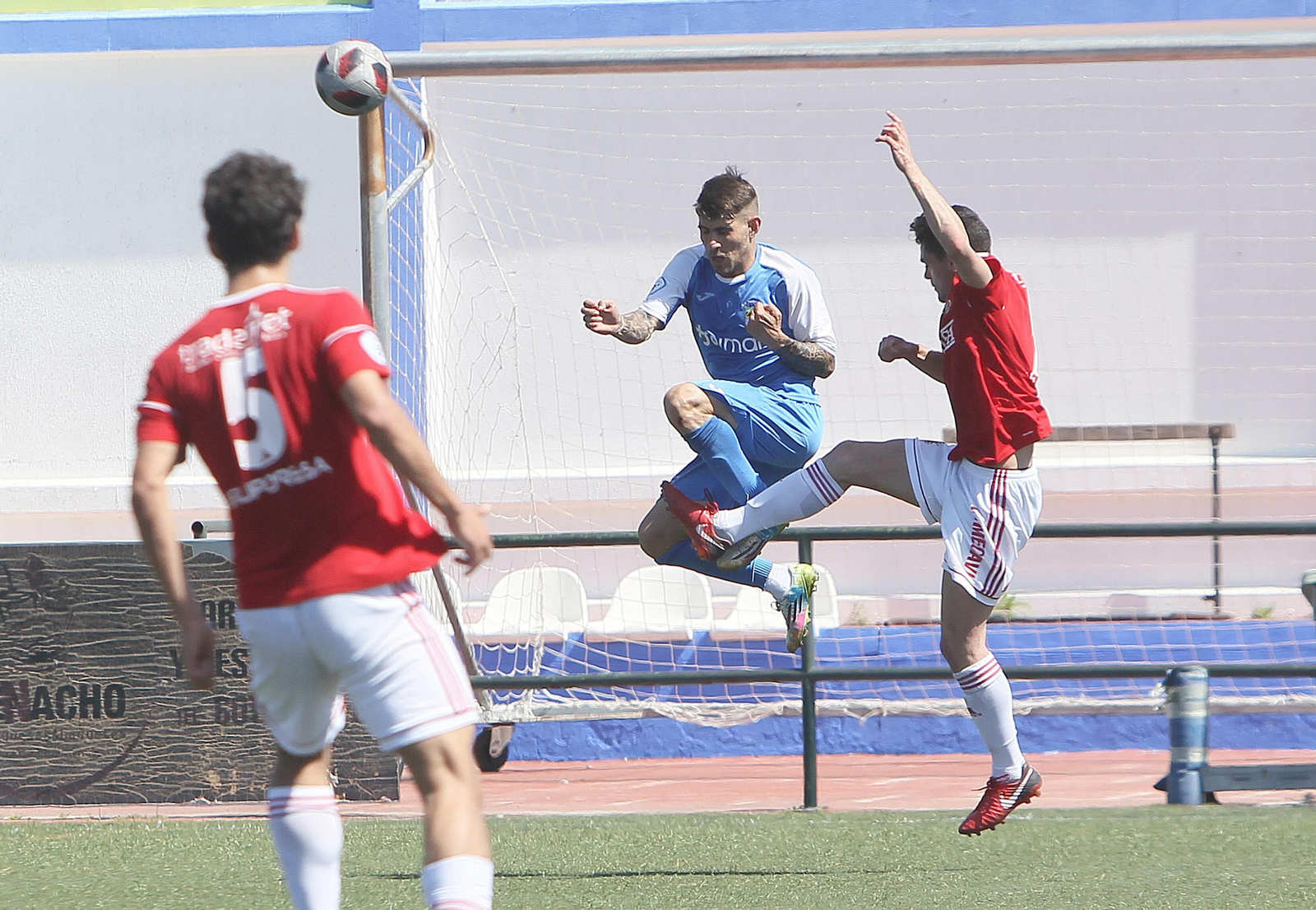 Juanma Carrasco salta pero no evita la patada de Márquez