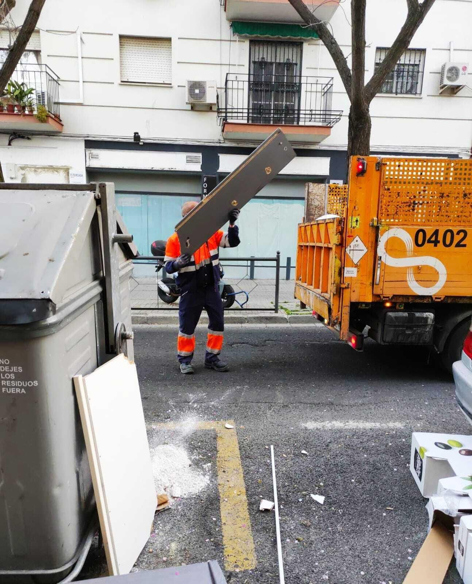 Un operario introduce una madera en un camión.