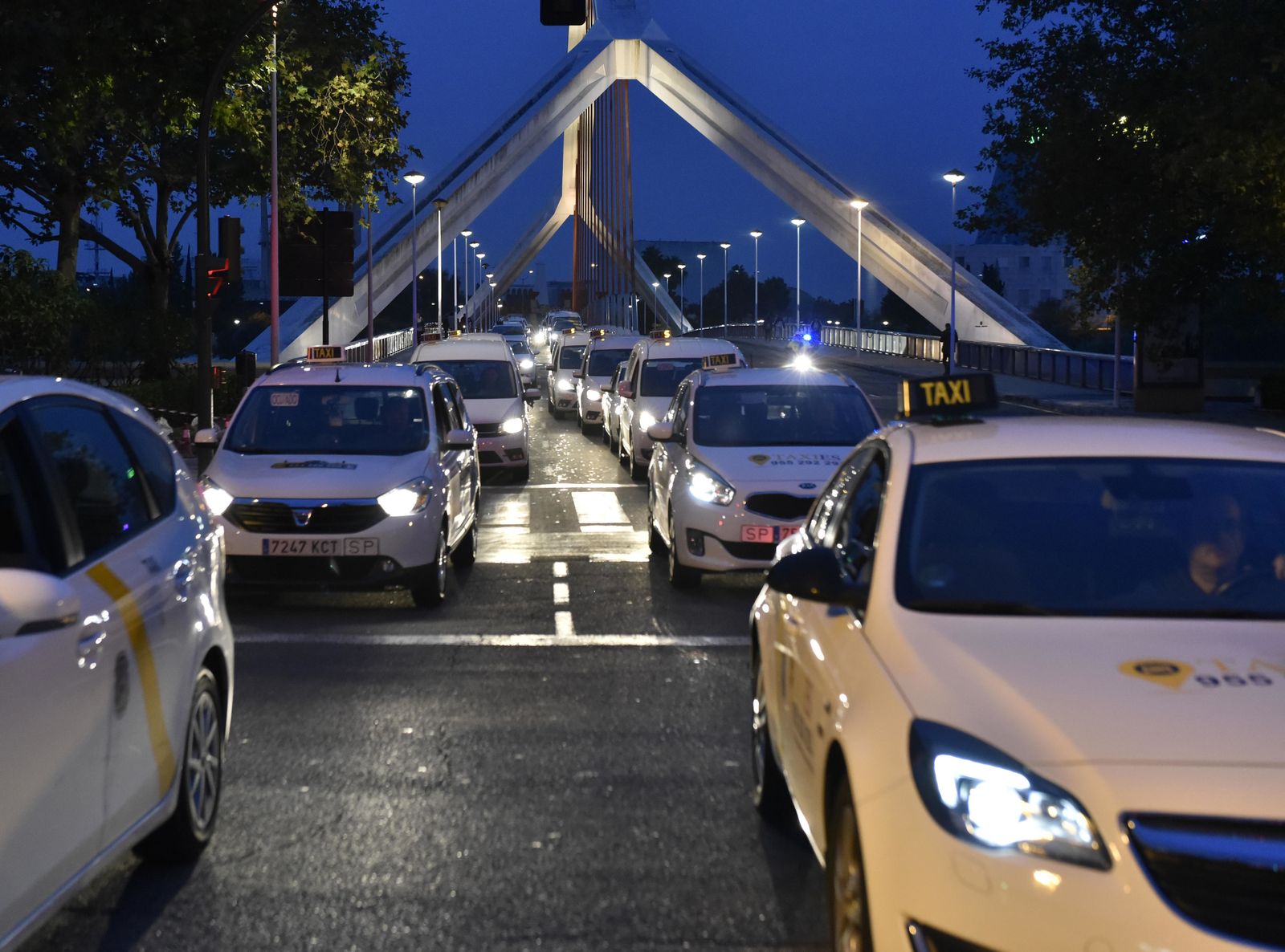 Imágenes de la manifestación de los taxistas por las avenidas de Sevilla