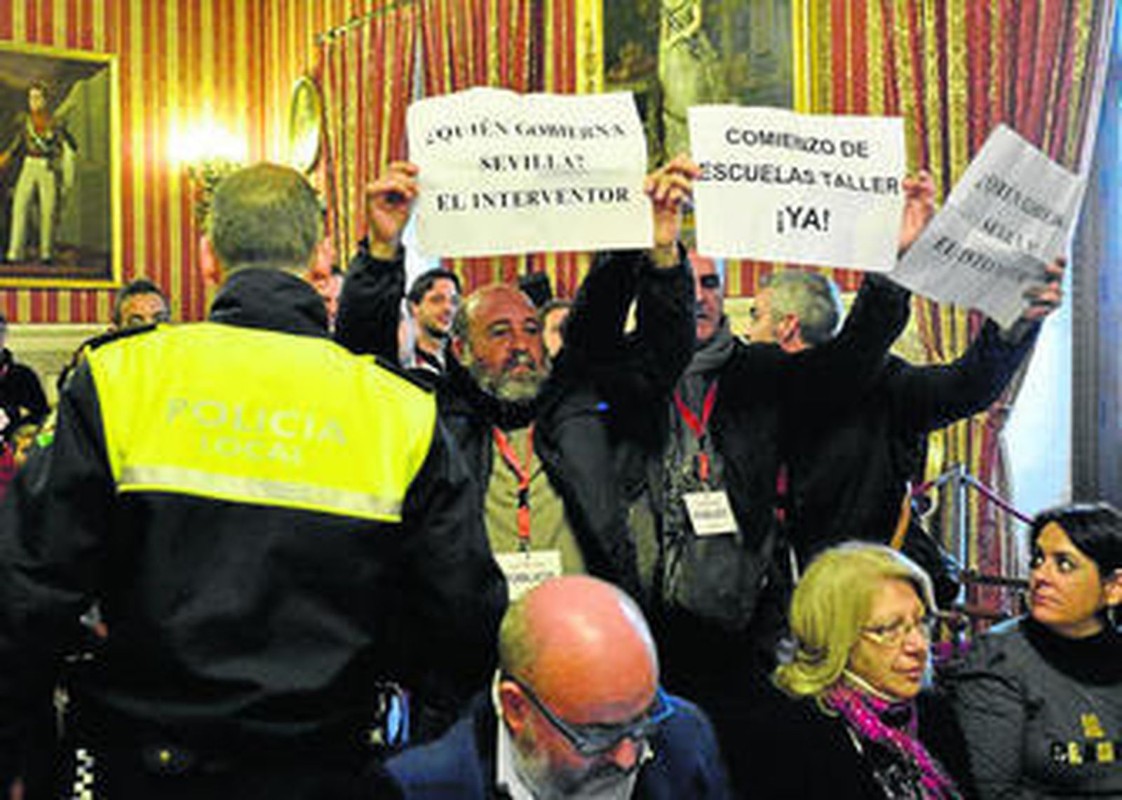 Protesta por la paralización de las nuevas escuelas taller en el Pleno de ayer.