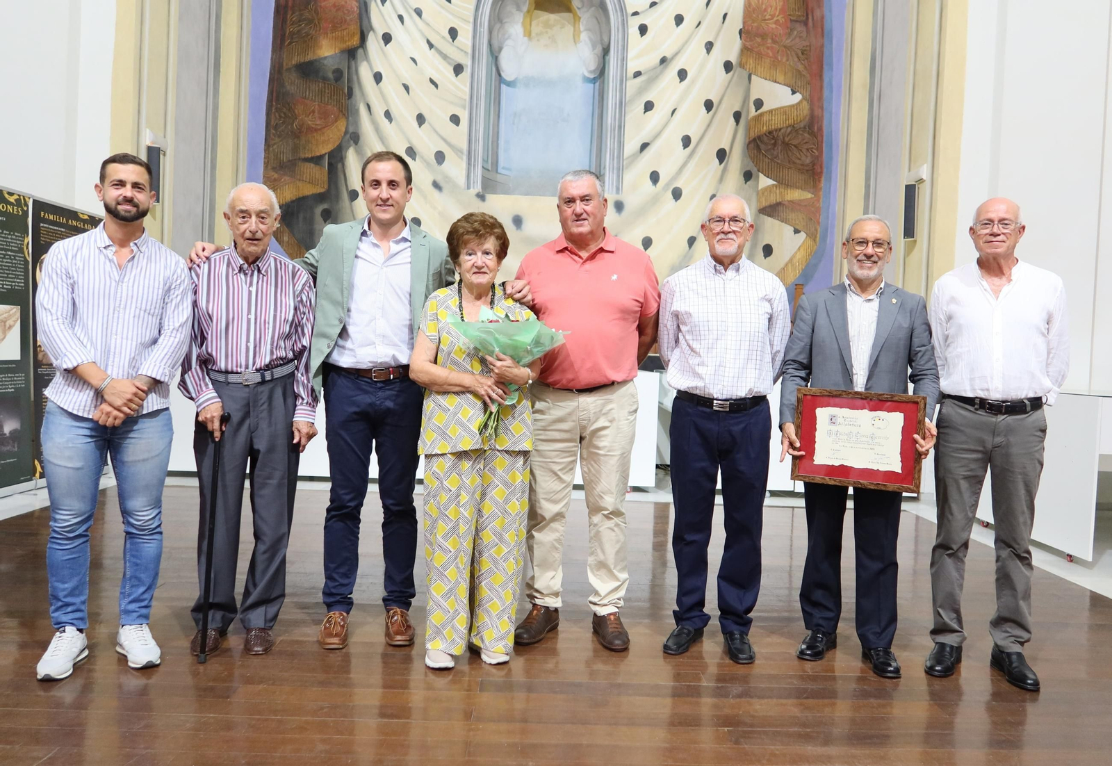 Alcalde, concejal Cultura, presidente y secretario de Afipintura con el socio de honor y el resto de dintinguidos.