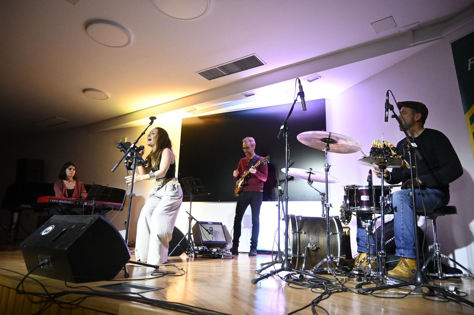 Actuación de Antonia Ferrá dentro del ciclo 'Música y otros ritmos' en imágenes