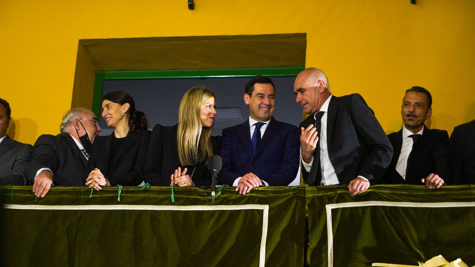 El presidente Moreno y su mujer, Manuela Villena, charla con el alcalde Muñoz en presencia de la ministra Llop en el balcón de la Macarena