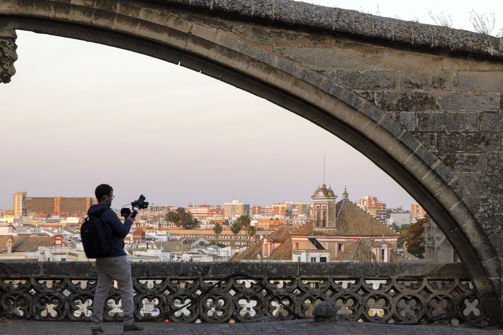 Recorrido de la visita por las cubiertas de la Catedral de Sevilla, al atardecer
