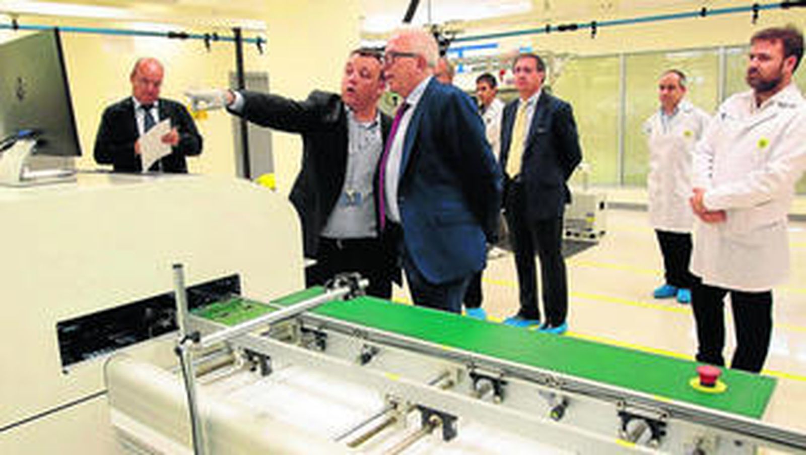 El consejero de Empleo, Empresa y Comercio, José Sánchez Maldonado, junto al CEO de Ontech, Juan Aponte, ayer, durante la visita realizada a las instalaciones de la empresa en Sevilla.