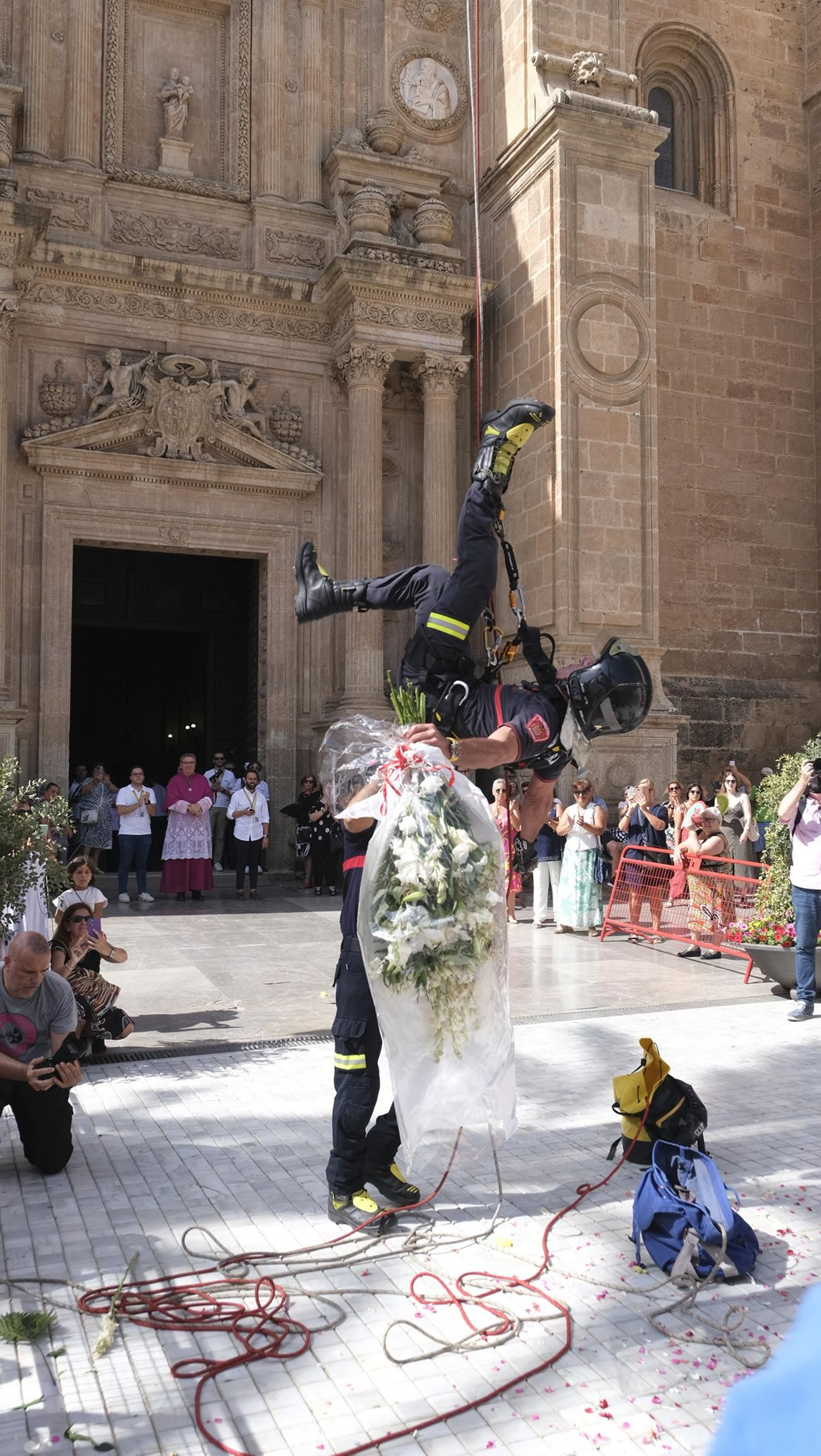 Ofrenda floral a la Virgen del Mar en la Feria de Almería 2024, en imágenes