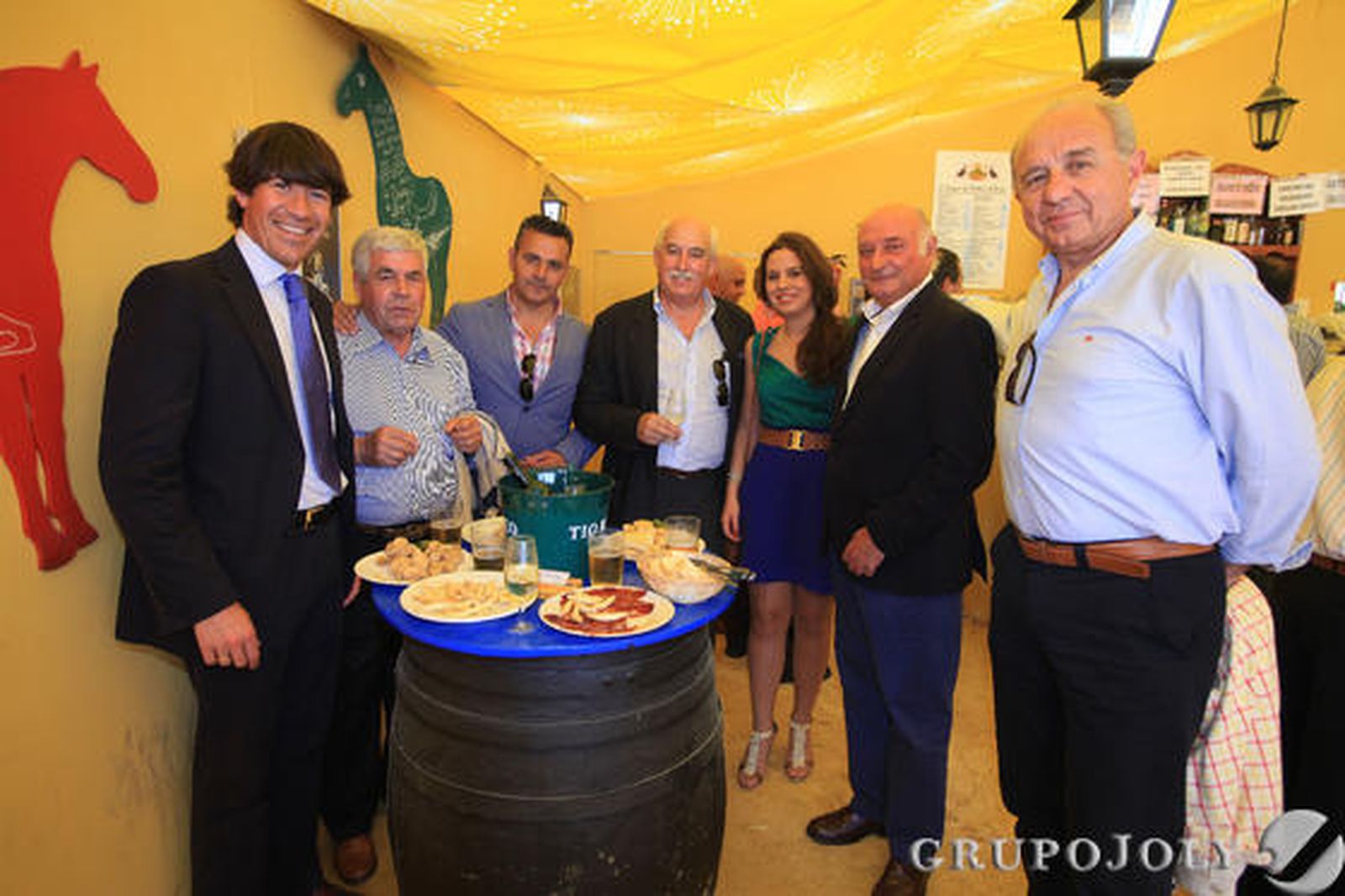 Juan Rodríguez de Catering Alta Cazuela, acompañado por Rafael Navarro, Paco Rosales, Juan Barrero, Juanma Martínez y Rufino de los Reyes, así como por Marisa López Mesa, comercial de este medio.

Foto: Vanesa Lobo y Manuel Aranda