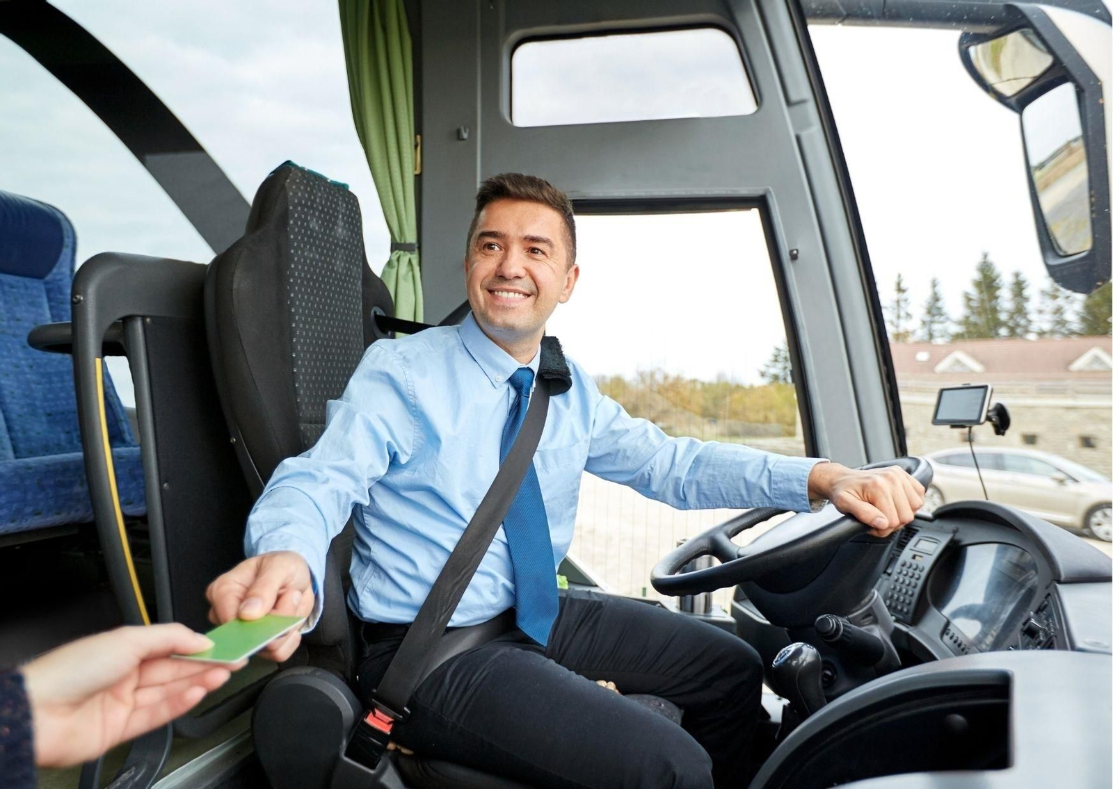 Oferta de empleo en Huelva: se ofrecen cuatro puestos de conductor de autobús y uno de gruista