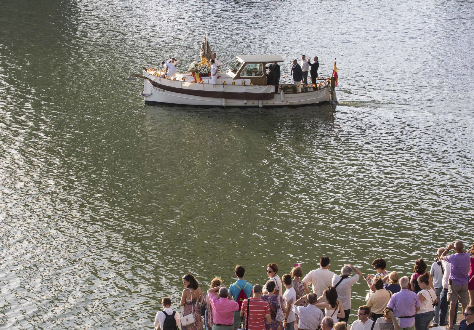 Fervor carmelitano en el Guadalquivir