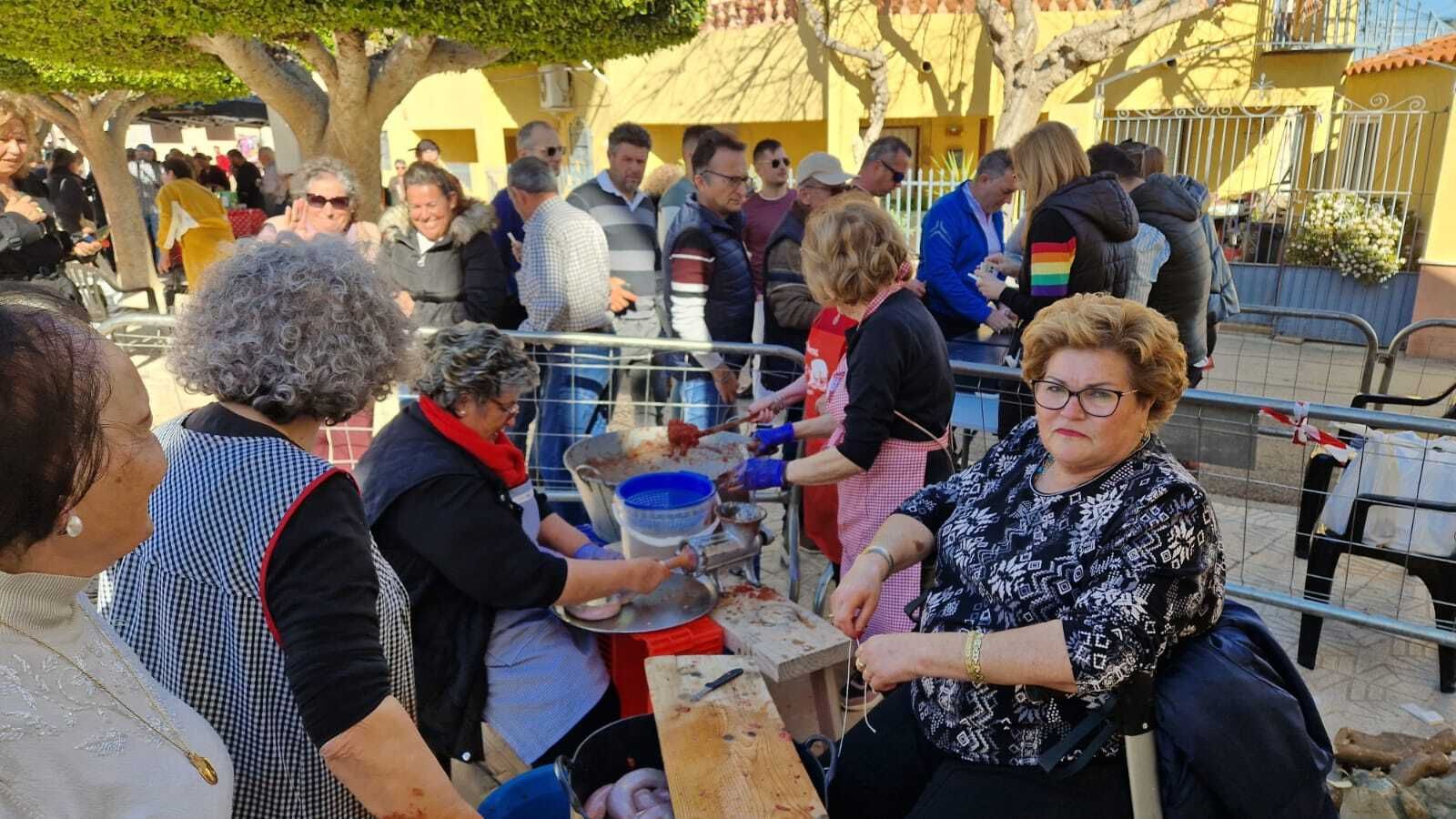 Los propios vecinos de la barriada se han encargado de preparar los platos y los embutidos.