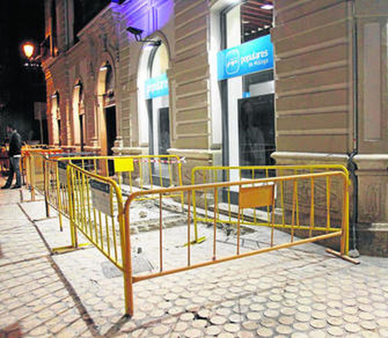 Punto donde estaban los contenedores soterrados y en el que ayer trabajaban operarios de Urbanismo.