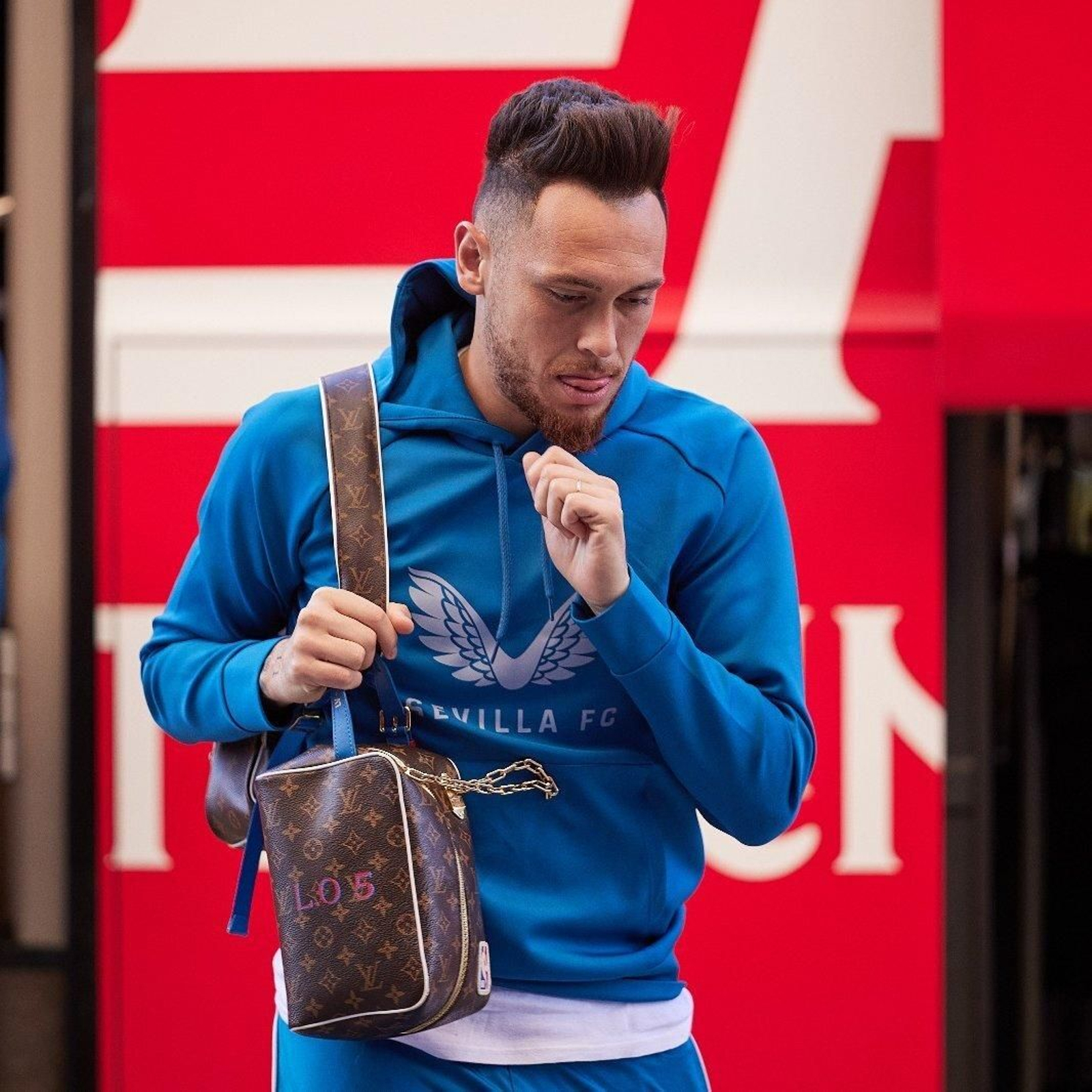 Ocampos, que repite titularidad, accede al Ramón Sánchez-Pizjuán.