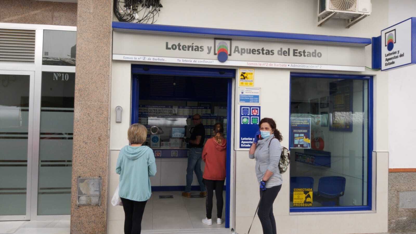 Los clientes de la Administración Número 2 esperan su turno para entrar.