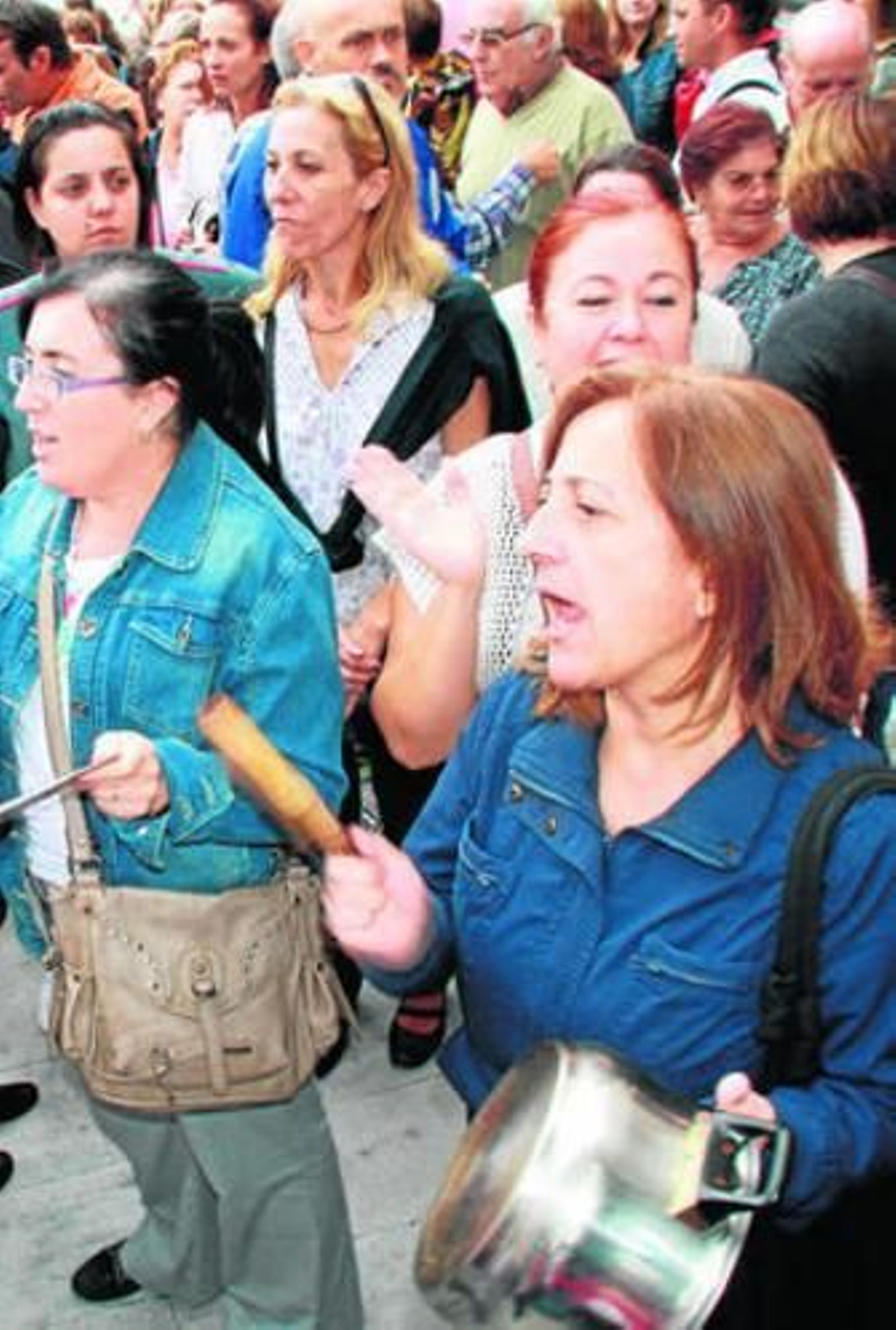 Los manifestantes repetirán la cacerlada todos los viernes.