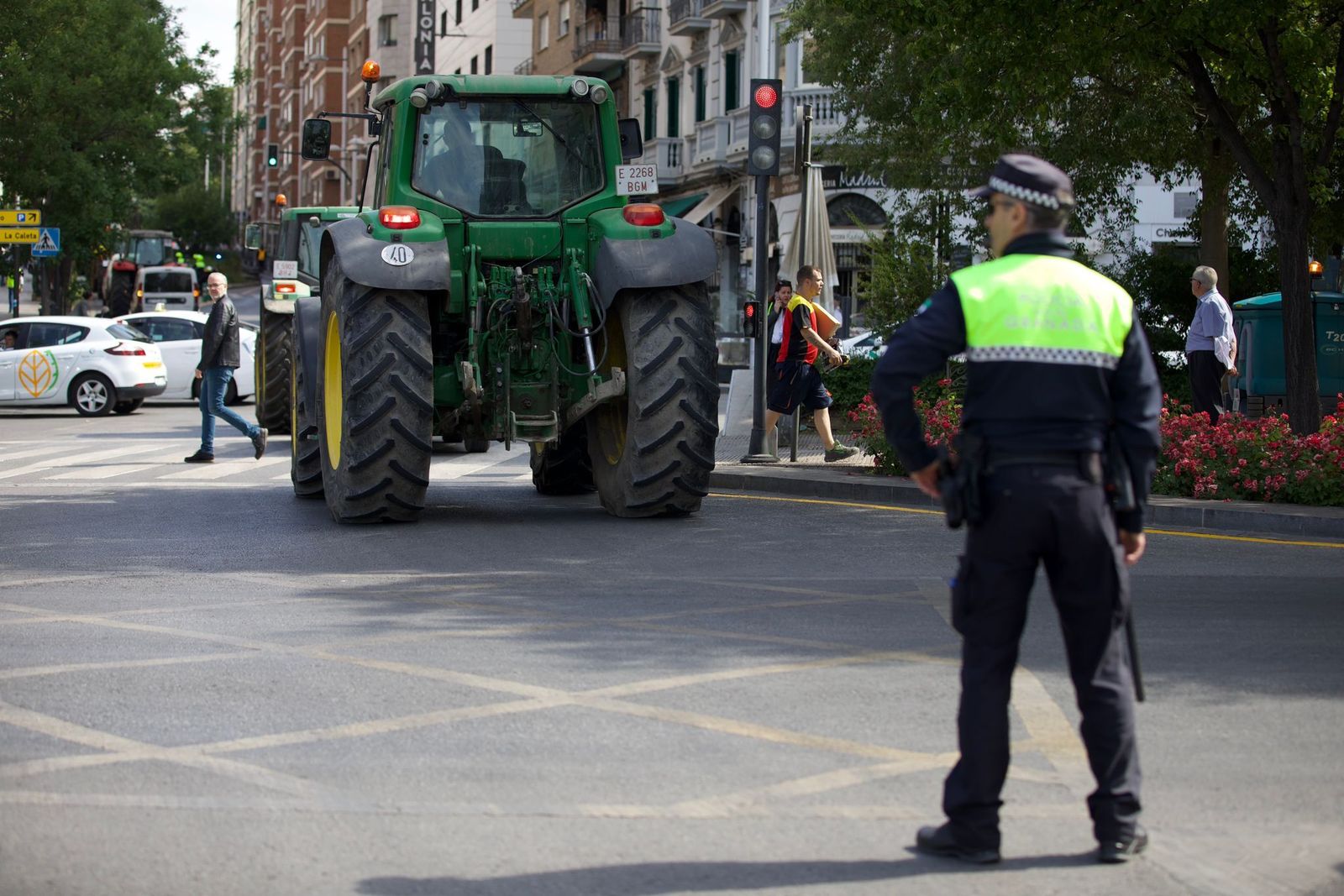La tractorada de los regantes de la Vega de Granada, en imágenes