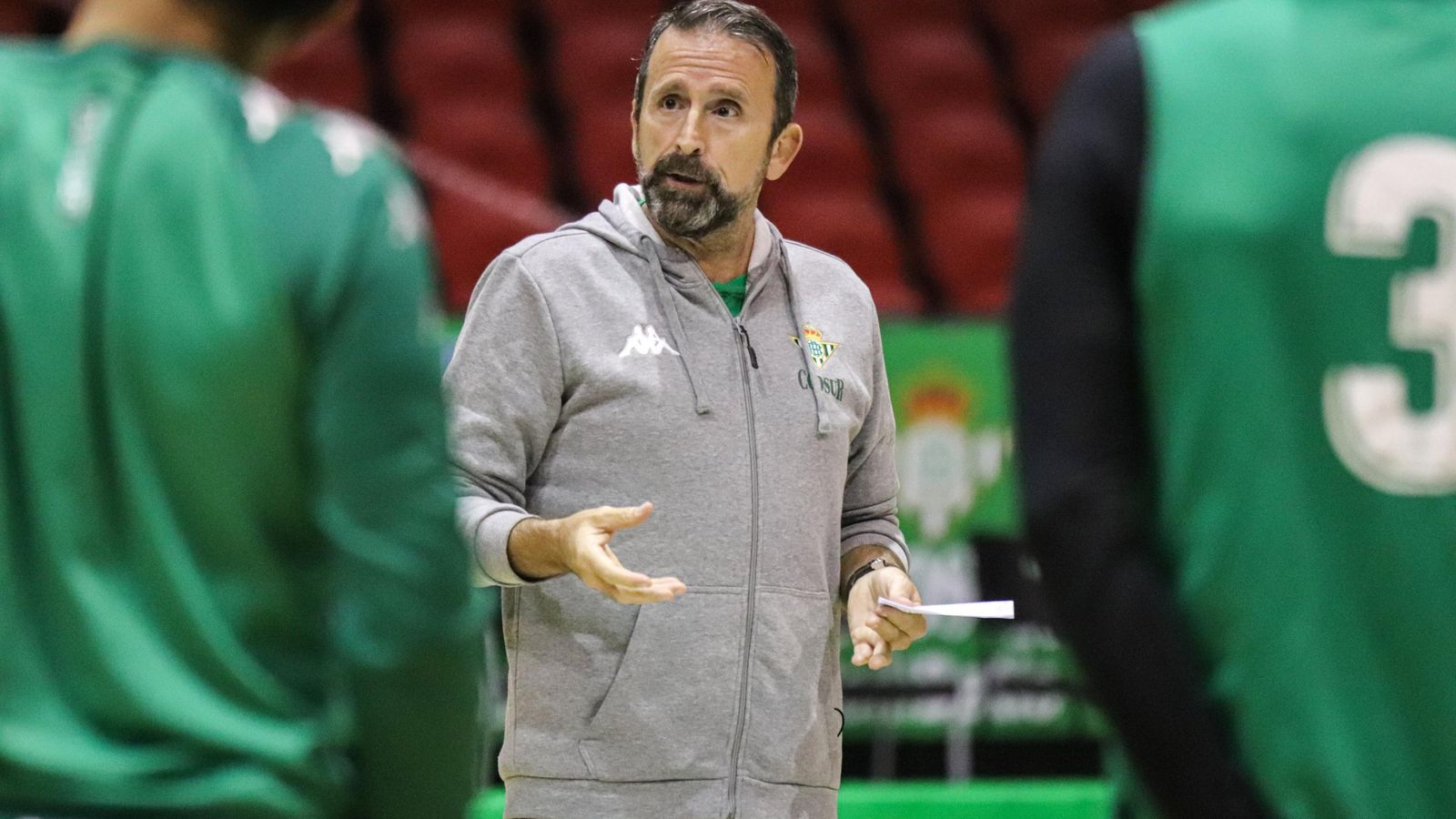 Joan Plaza se dirige a sus jugadores.