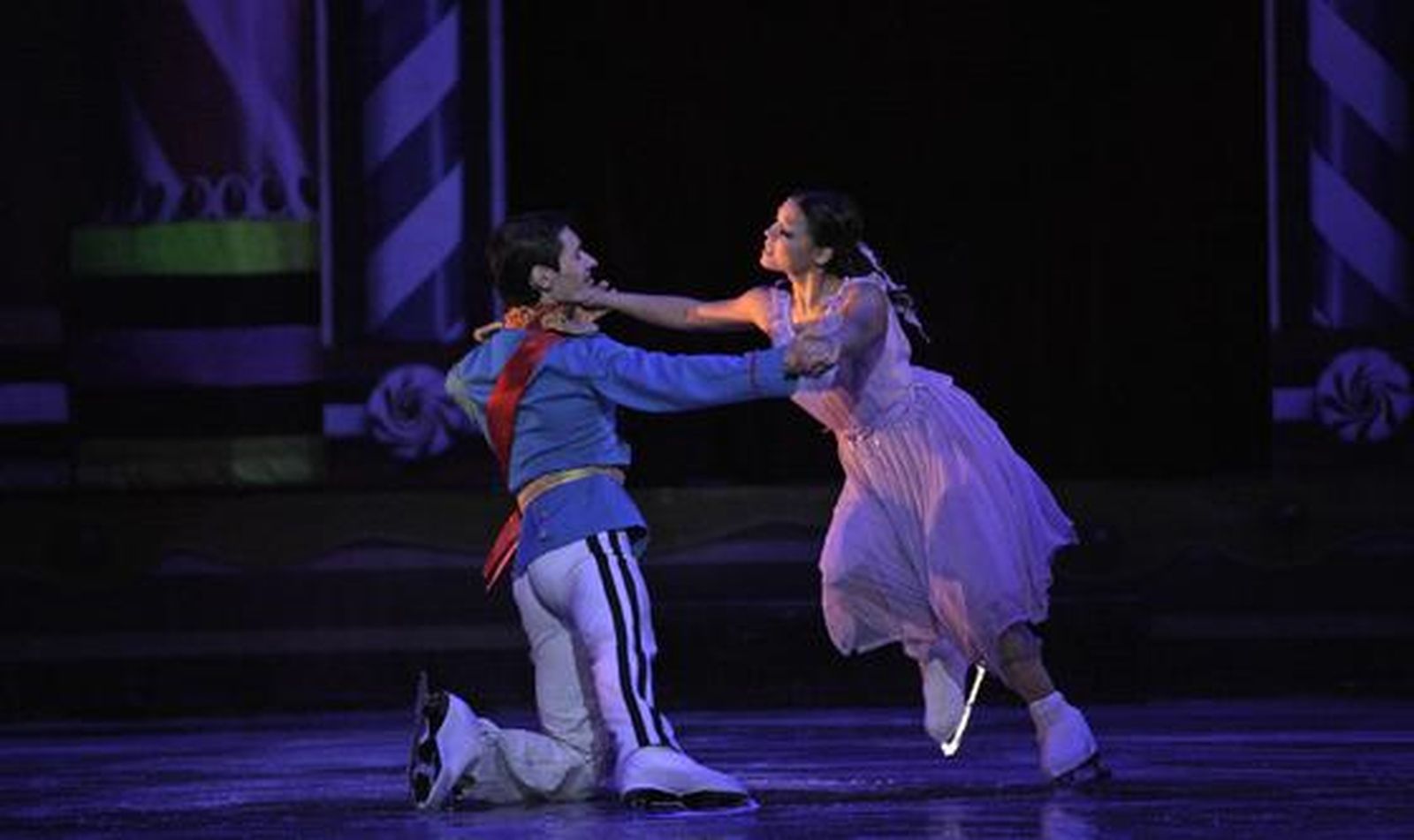 Imagen de 'El cascanueces' sobre el hielo en el Teatro de la Maestranza. / Antonio Pizarro