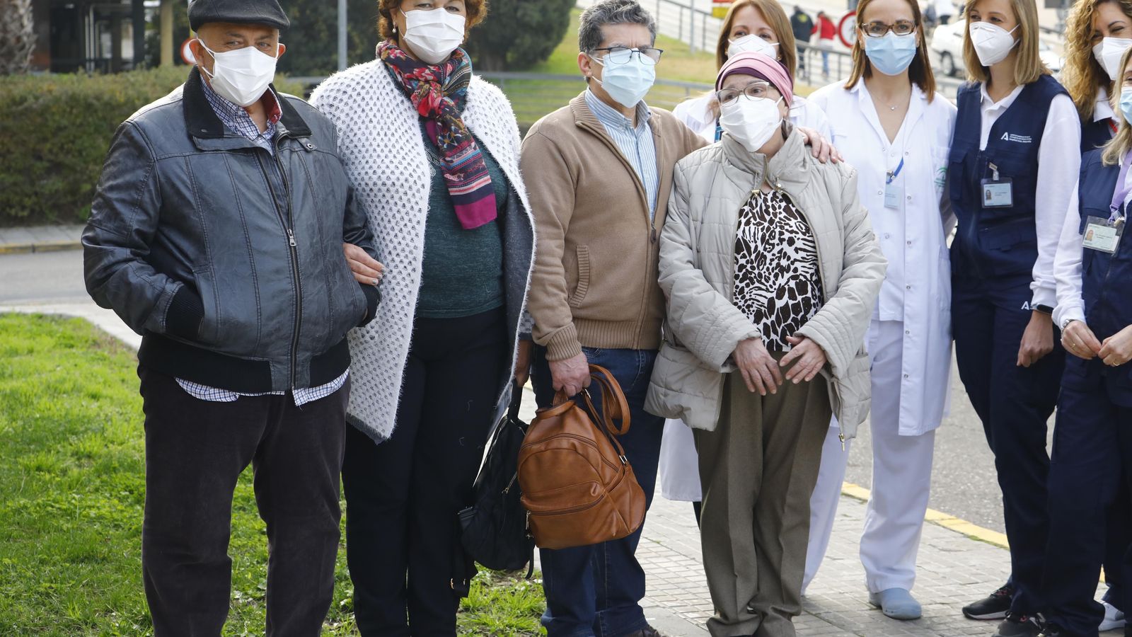 Luis, Araceli, Cristóbal y Mercedes, con enfermeras y médicas de Hematología.