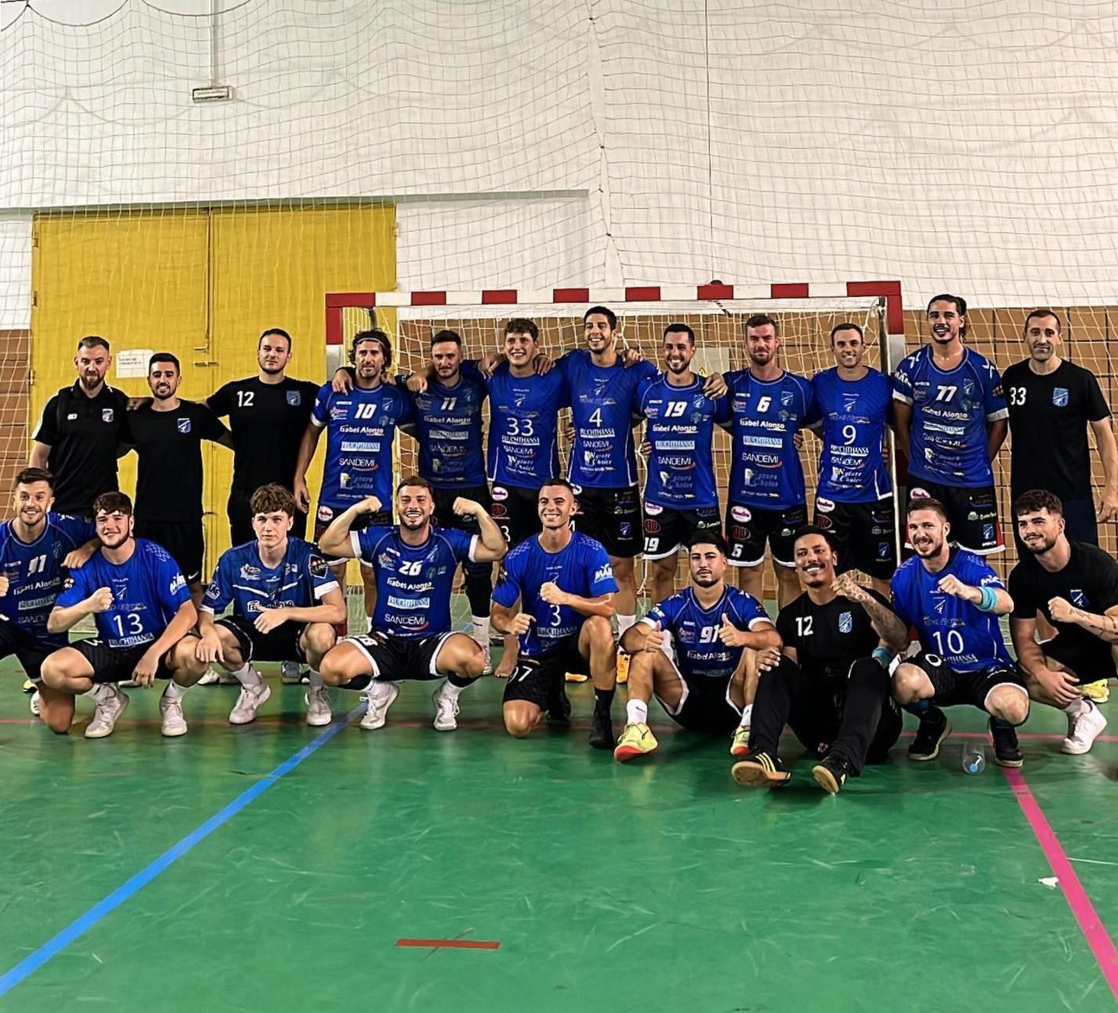 Los jugadores del conjunto canterano-sureño posa junto a una portería al término de un encuentro de pretemporada.