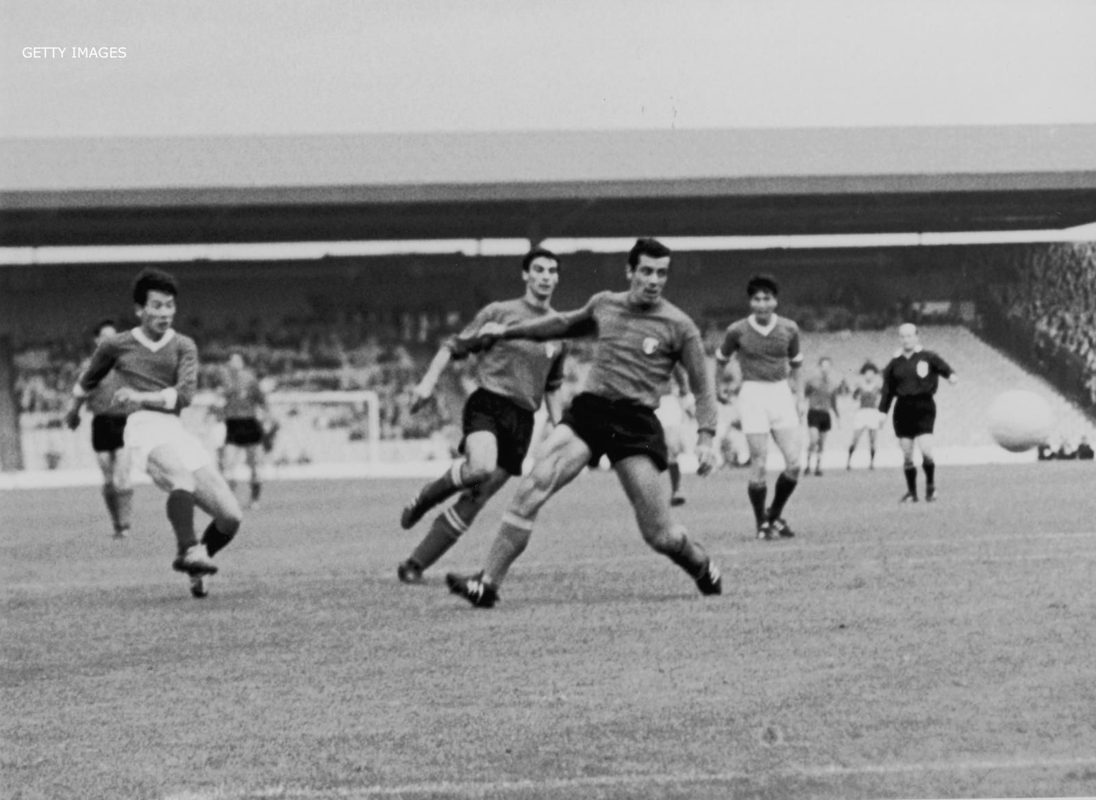 Pak Doo Ik dispara para marcarle elúnico gol a Italia.