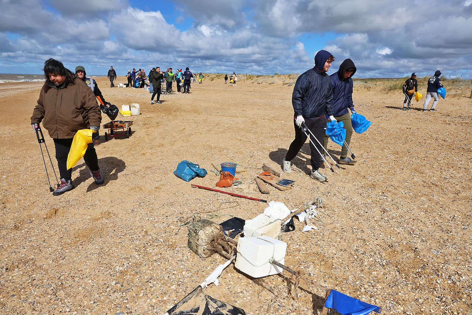 Imágenes de la Acción medioambiental de limpieza en la playa del Espigón, organizada por Gañafote Cup