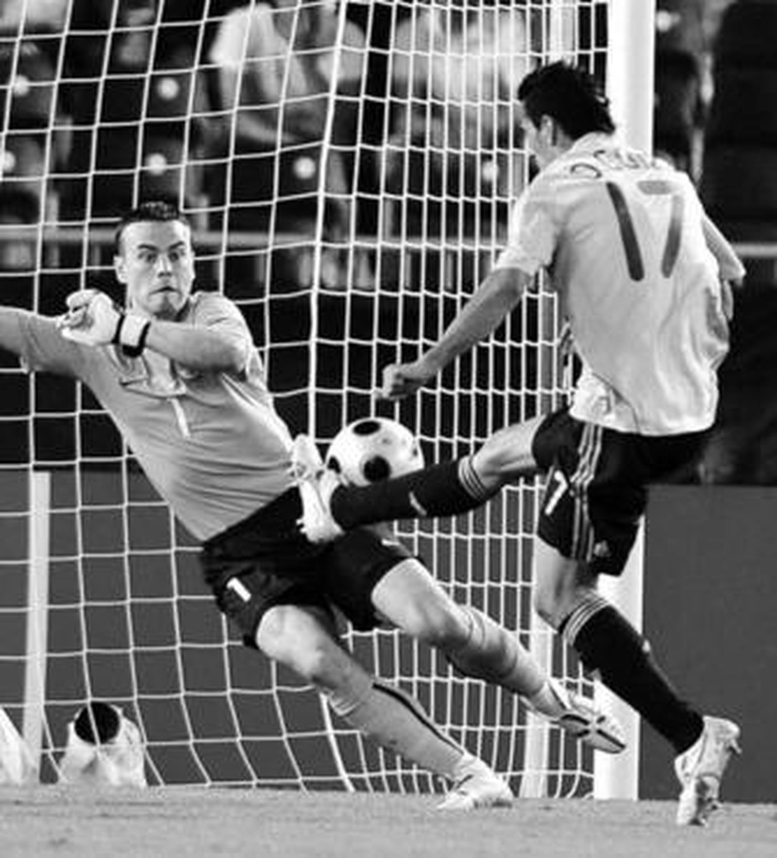 Güiza toca sutilmente el balón en el 0-2 ante Akinfeev, que sólo puede admirar la estética del gol.