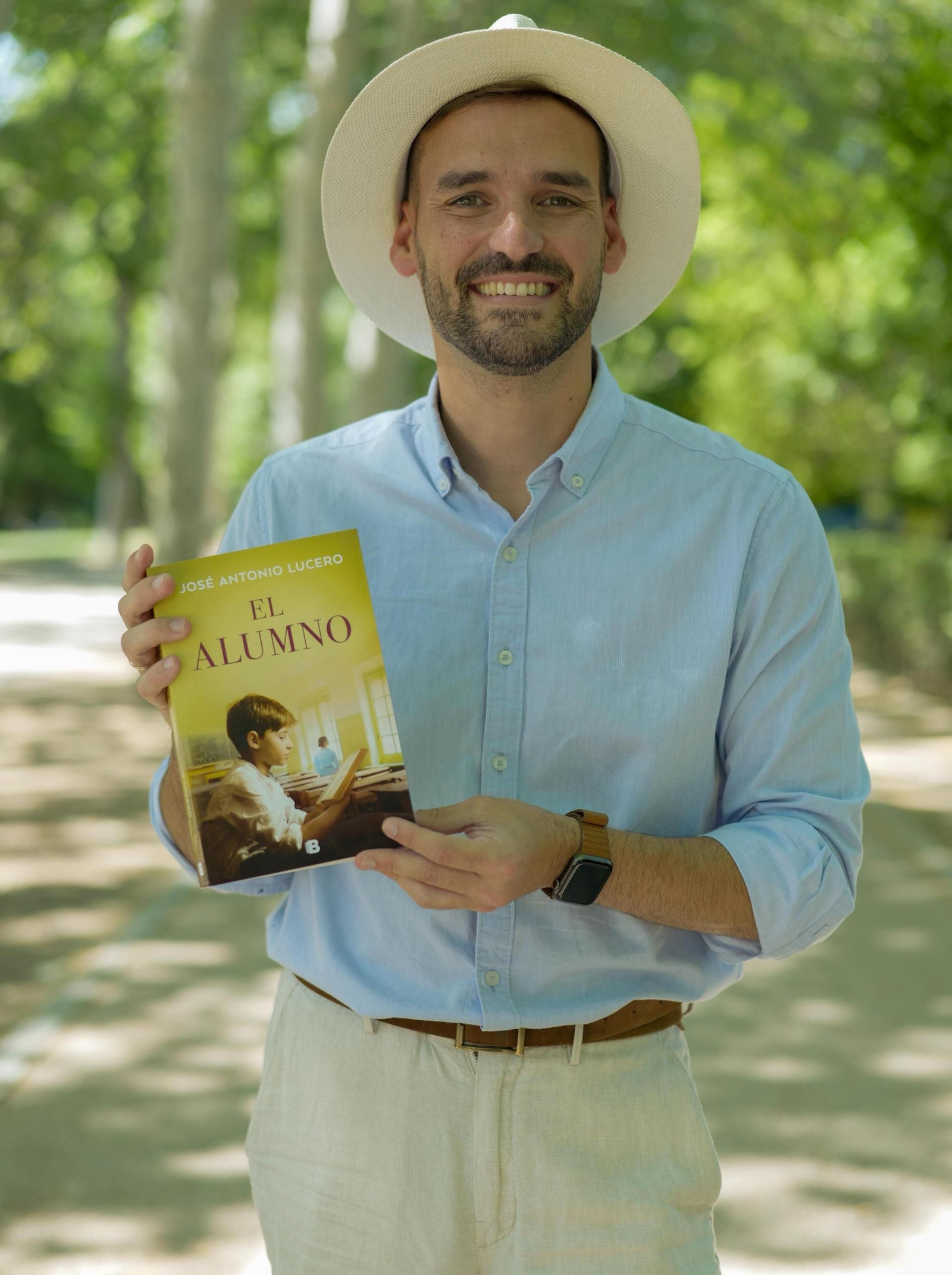 El escritor y novelista José Antonio Lucero