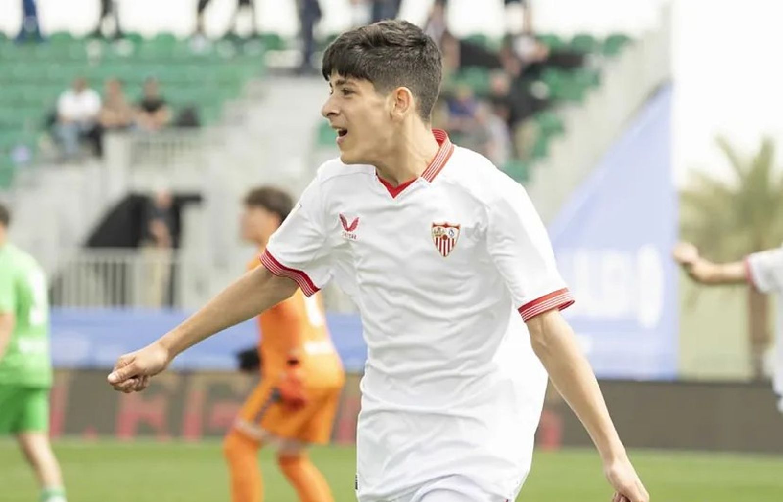 Adrián Talavera celebra un gol con el Sevilla en LaLiga FC Futures de Riad