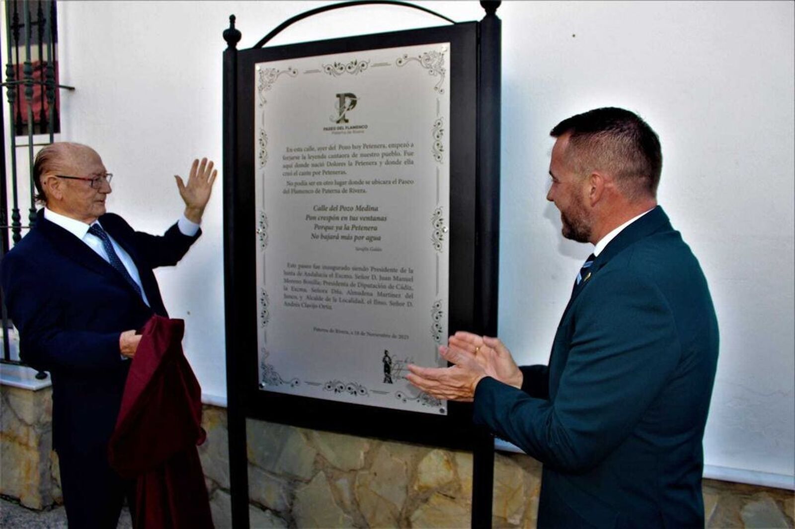 El alcalde de Paterna, Andrés Clavijo, con ‘Fosforito’ en el acto de reconocimiento.