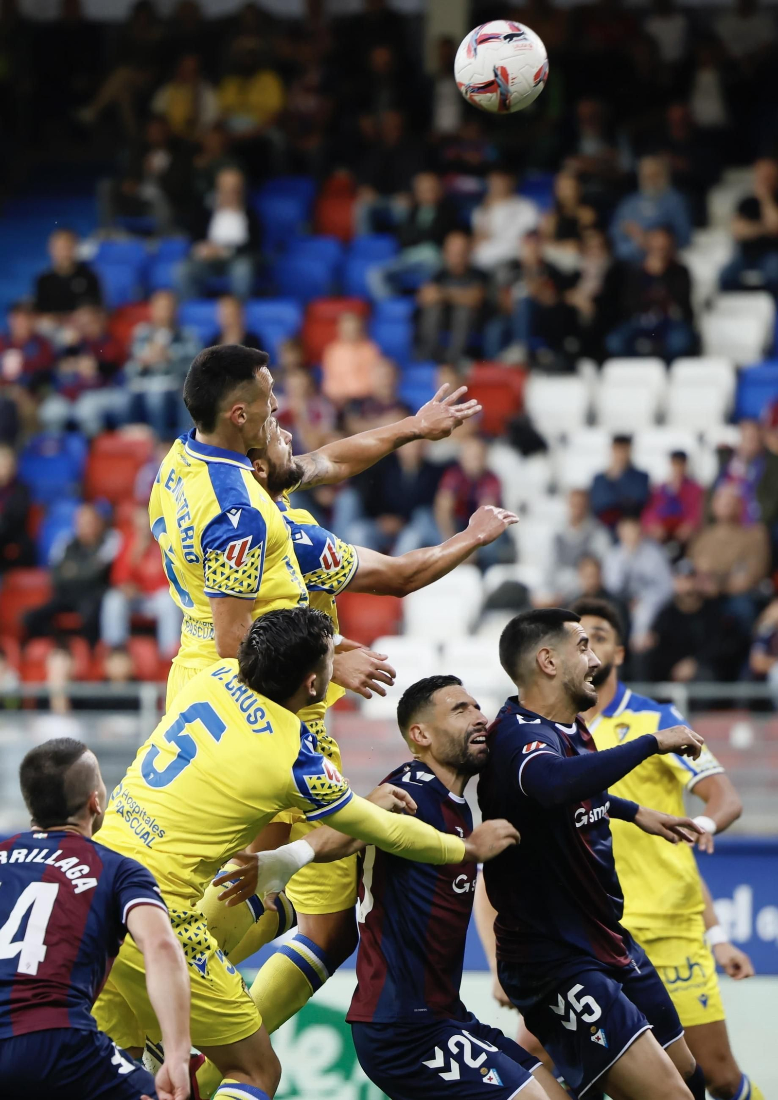 Las imágenes del partido de fútbol Éibar - Cádiz