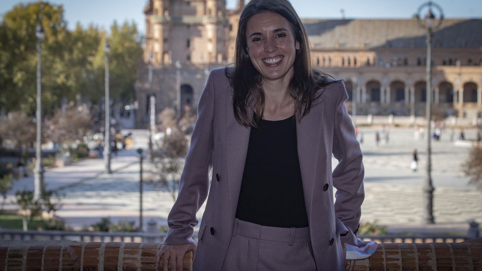 Irene Montero, antes de la entrevista en la Plaza de España de Sevilla, donde está la delegación del Gobierno en Andalucía.