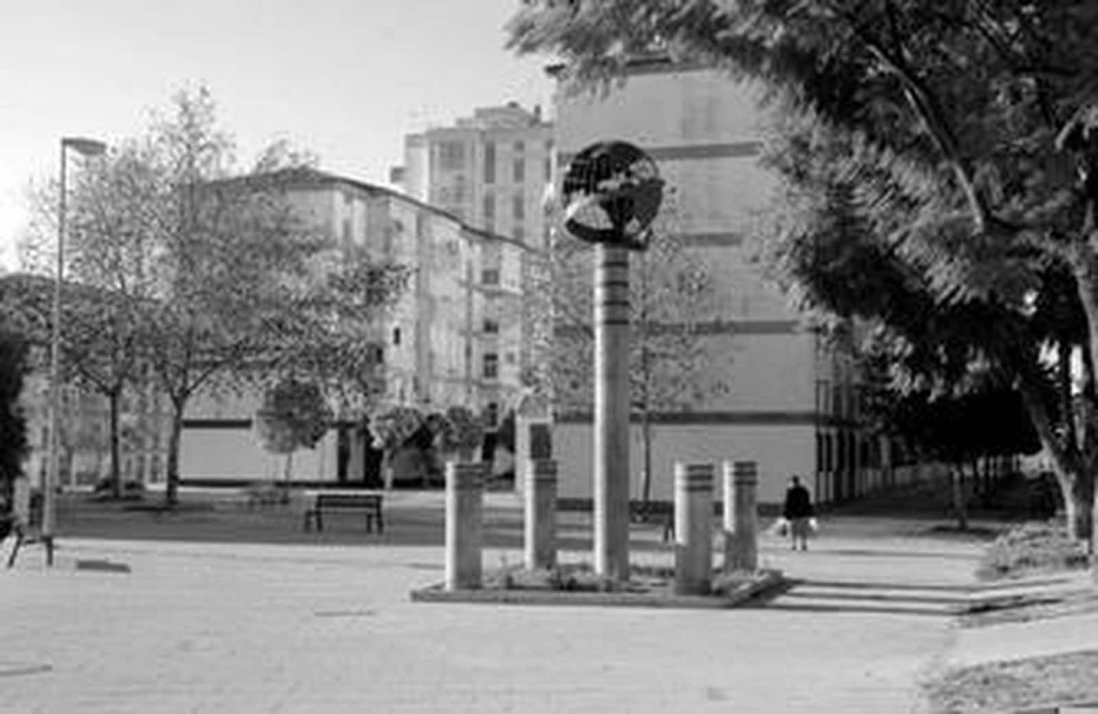 El monolito conmemorativo del 500 centenario del Descubrimiento de América preside la plaza central del barrio.