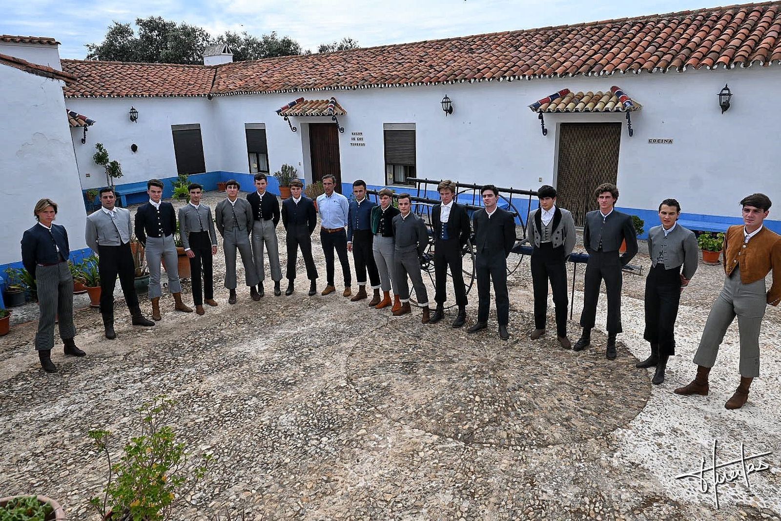 Los dieceiseis aspirantes junto al ganadero José Luis Pereda.